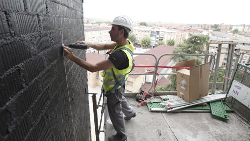 Un obrero trabaja en la vieja Escuela de Magisterio