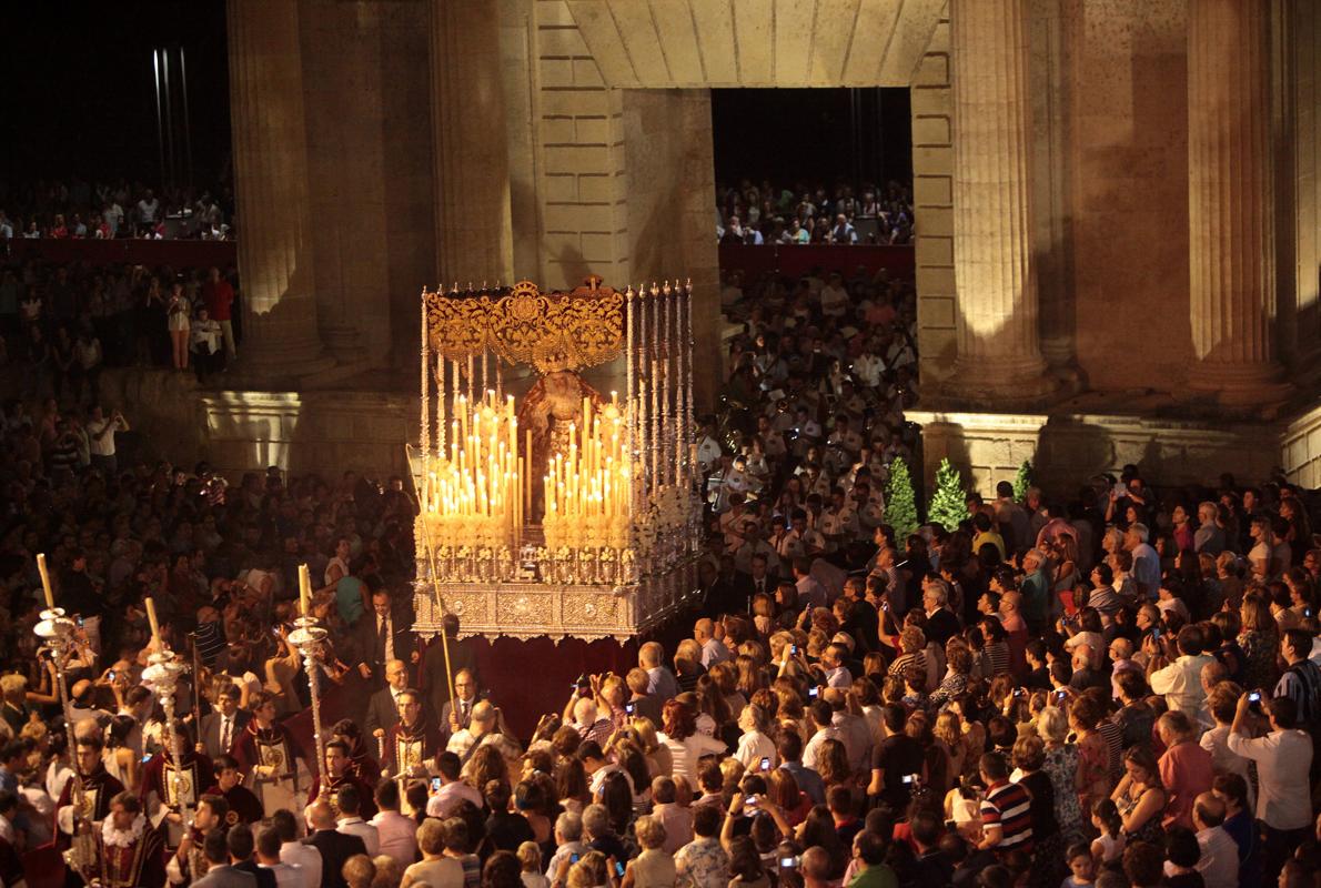 La Reina de los Mártires en la Puerta del Puente durante el Vía Crucis Magno