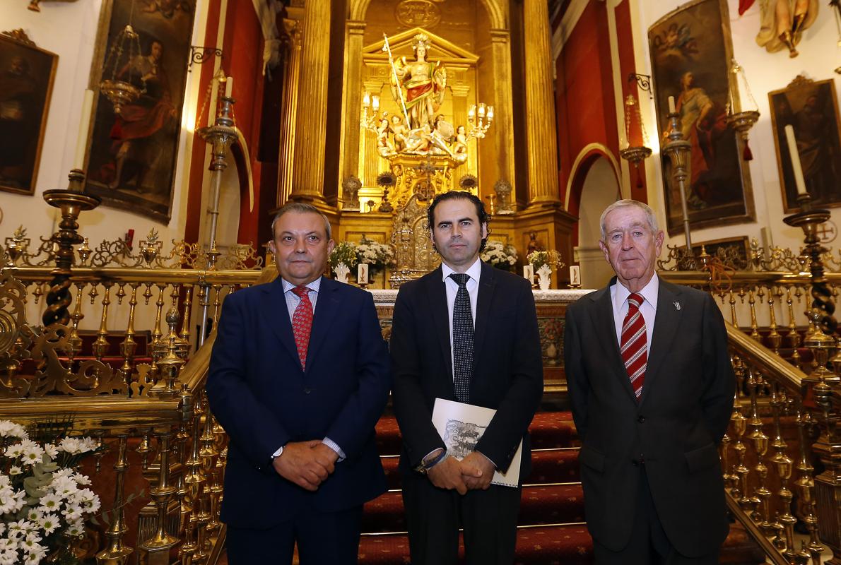 Francisco Mellado (en el centro), momentos antes de su exaltación