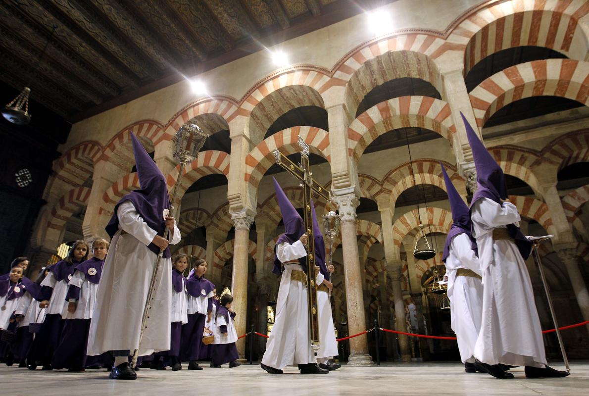 La cruz de guía de la Santa Faz accede a la Catedral