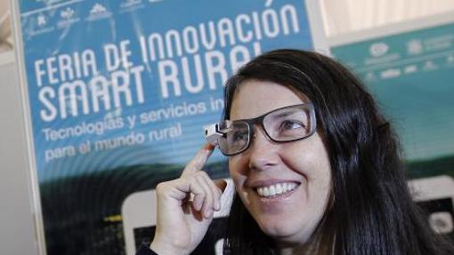 Una mujer toca unas gafas con GoogleEye