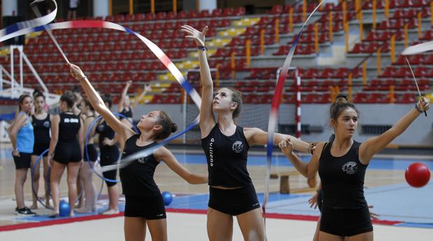 Varias niñas hacen gimnasia rítmica en el Club Liceo