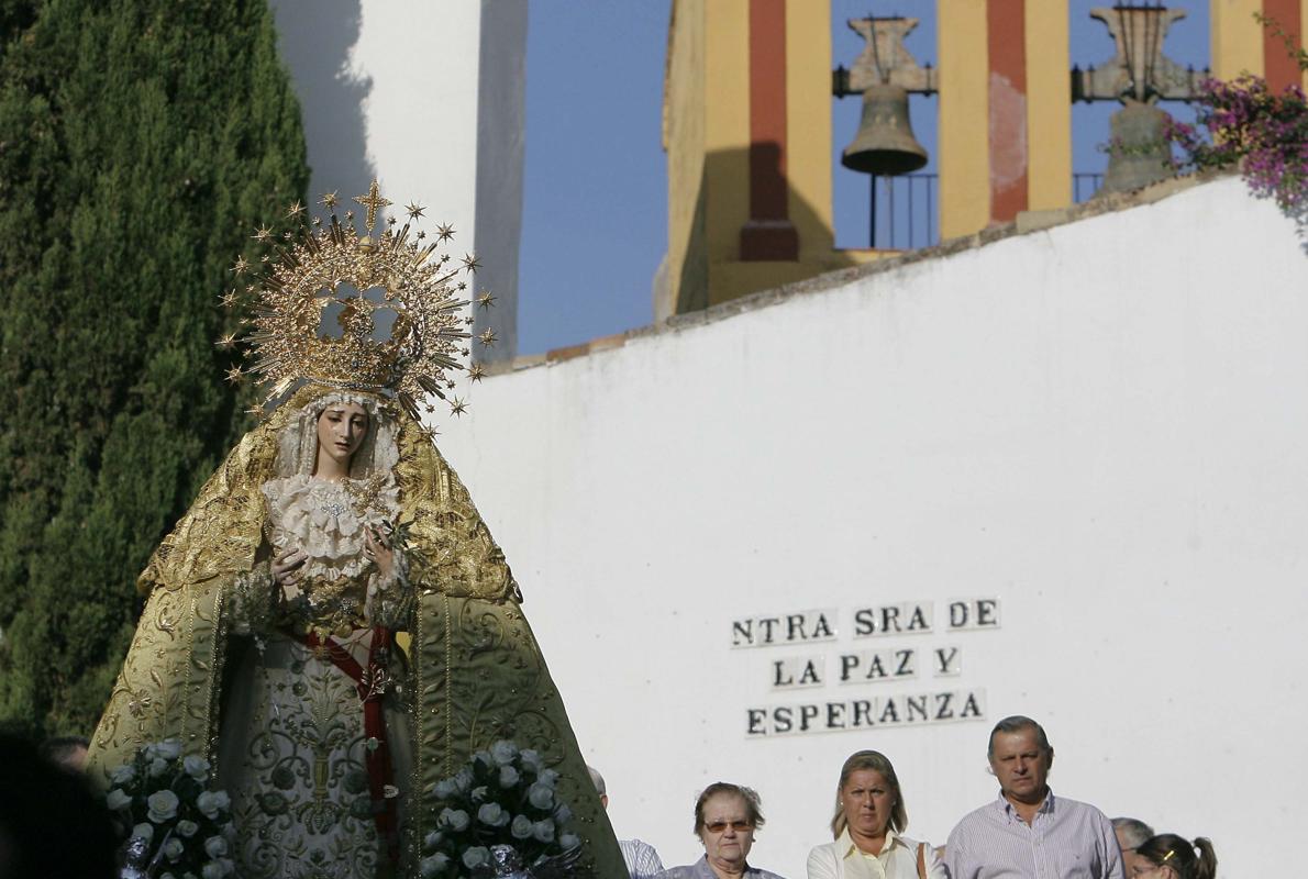 La Virgen de la Paz y Esperanza, durante su rosario matinal