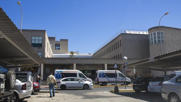 Acceso a la zona de consultas externas del Hospital Juan Ramón Jiménez