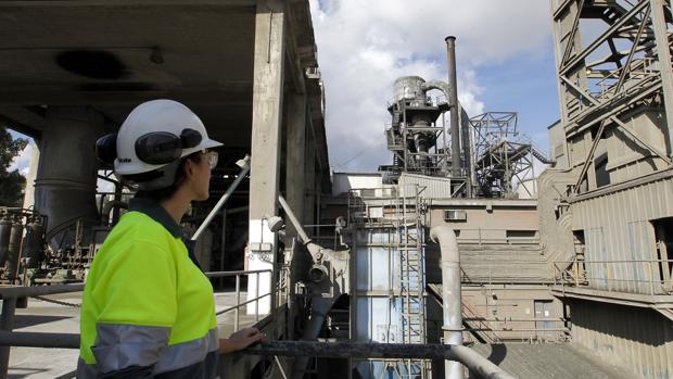 Una trabajadora de la fábrica en las instalaciones de Cementos Cosmos