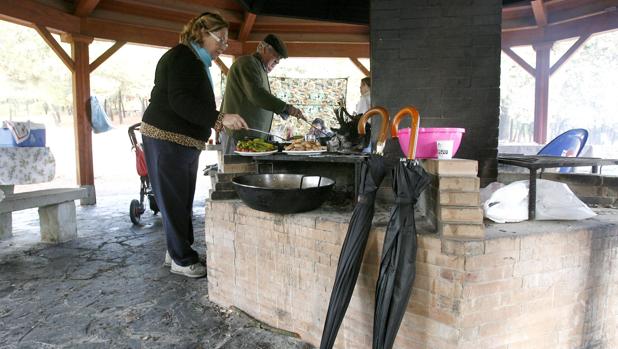 Preparación de un perol en Los Villares el Día de San Rafael de 2011, que estuvo marcado por la lluvia