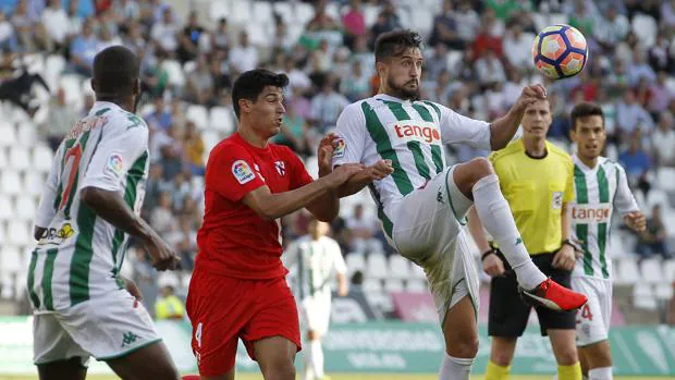 Héctor Rodas intenta controlar el esférico ante el Sevilla Atlético