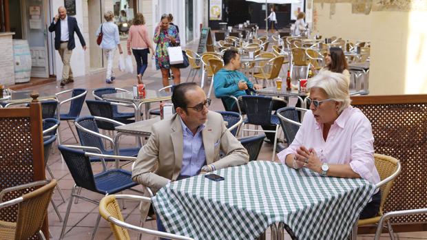 Sara Cabezas y Rafael López Acedo dialogan en el bar El Piso