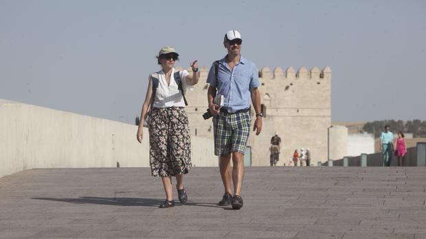 Dos turistas pasean junto a la Calahorra