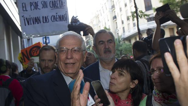 Borrell, a su llegada al penúltimo comité federal del PSOE