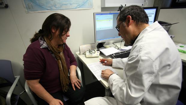 Una paciente en su consulta del médico