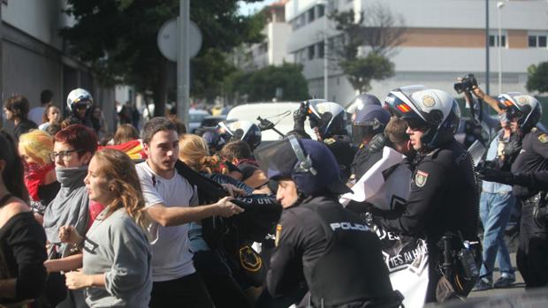 Agentes de la Policía Nacional junto a los estudiantes