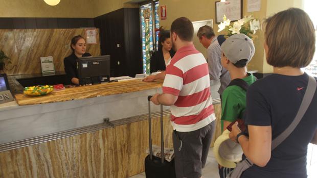 Varios turistas en la recepción de un hotel de la capital cordobesa