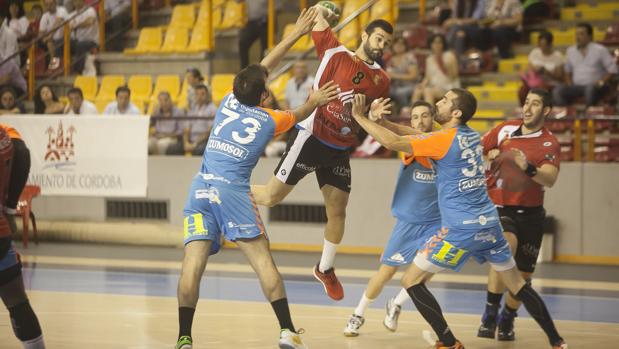 Un momento del partido entre el Cajasur Córdoba y Zumosol ARS en la Copa