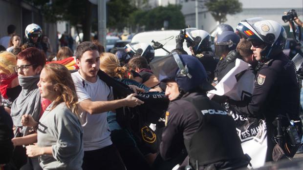 Un momento del encuentro entre la Policía y los manifestantes