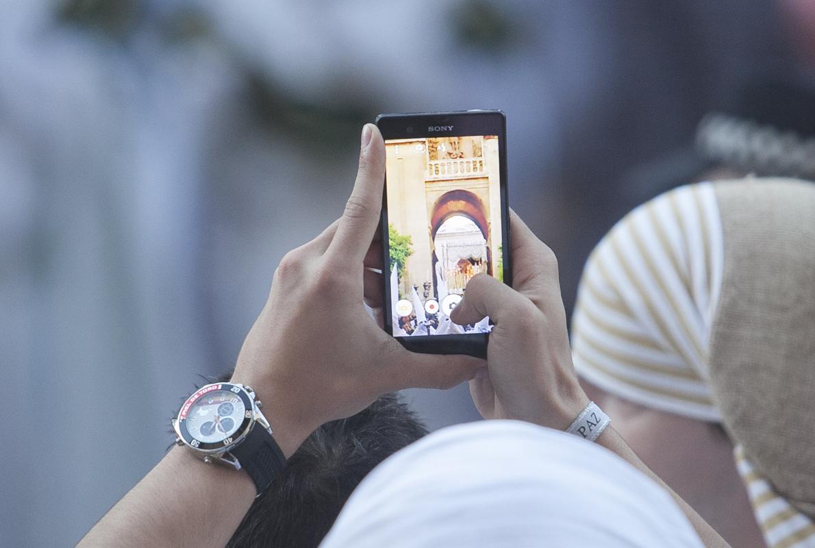 Costaleros de la Paz realizan una fotografía