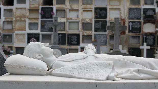 Escultura yacente de Manolete sobre su tumba en el Cementerio de la Salud