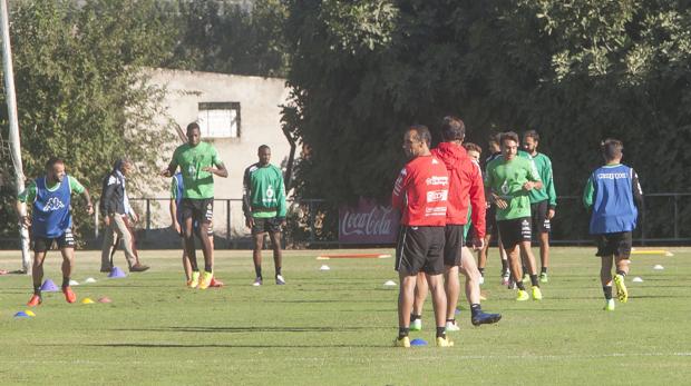 La plantilla del Córdoba CF, en un entrenamiento