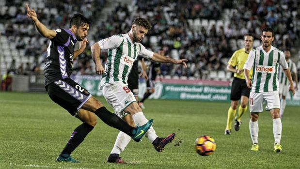 El delantero del Córdoba CF Rodri encara a un defensa del Valladolid