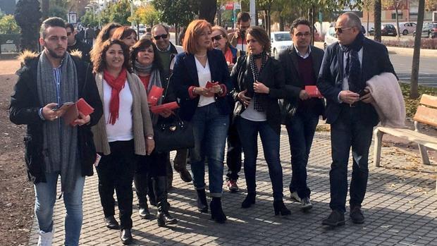 La alcaldesa, con cargos del PSOE y responsables de las organizaciones en el Sector Sur