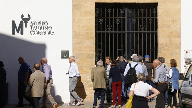 Visitantes esta mañana en la puerta del Museo Taurino