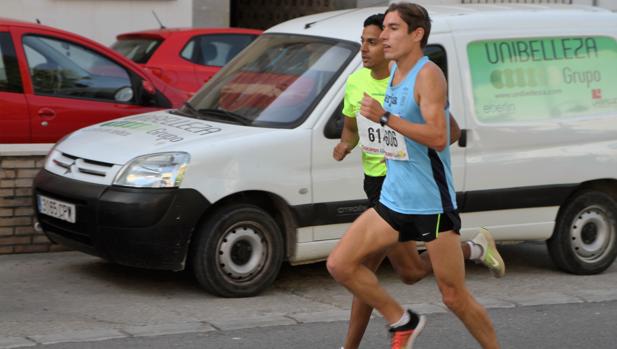 Dos corredores pasan por la zona urbana de Cabra en la Subida al Santuario de la Virgen de la Sierra