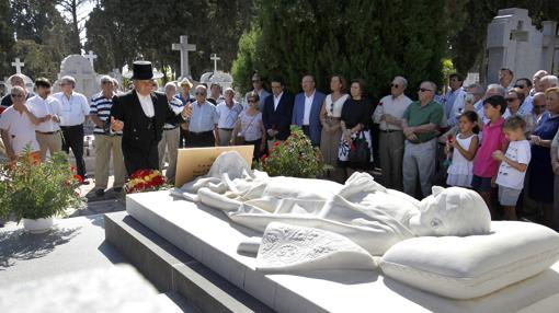 Homenaje ante la tumba de Manolete en Córdoba