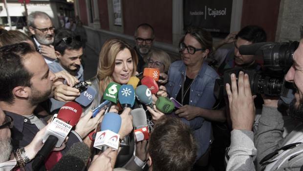 Susana Díaz rodeada de periodistas este miércoles en Sevilla