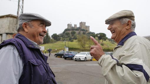 Dos vecinos de la localidad hablan frente al castillo