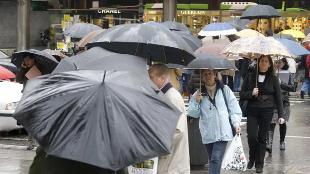 Gente con paraguas en el centro de Córdoba