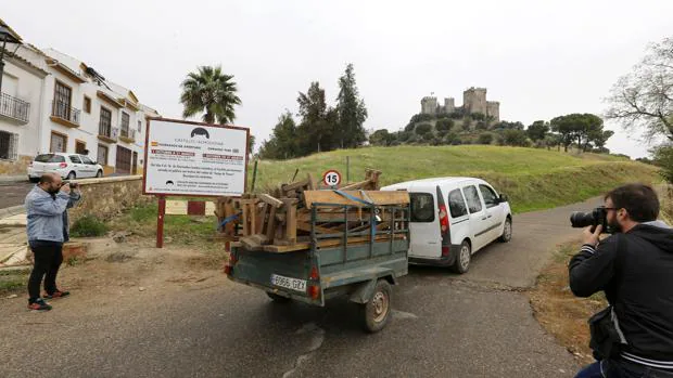 Una furgoneta cargada con «atrezzo» sube hacia el castillo