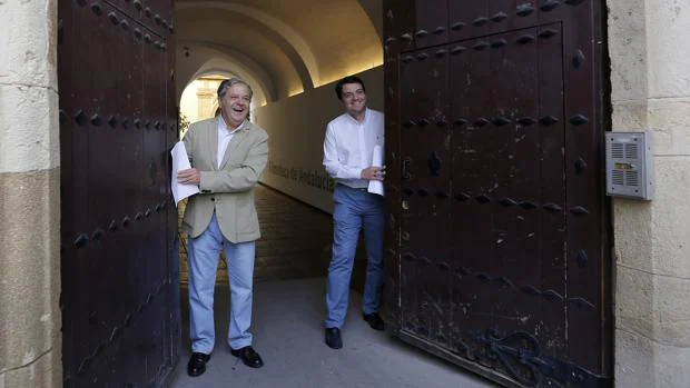 Salvador Fuentes y José María Bellido, en la puerta de la Filmoteca