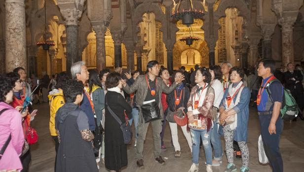 Un grupo de turistas japoneseses en la Mezquita-Catedral