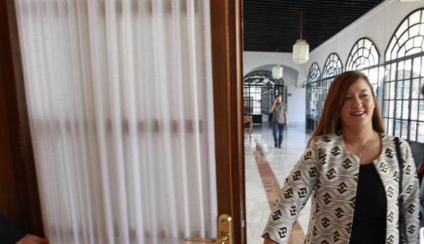 Verónica Pérez llegando a una de las salas del Parlamento de Andalucía