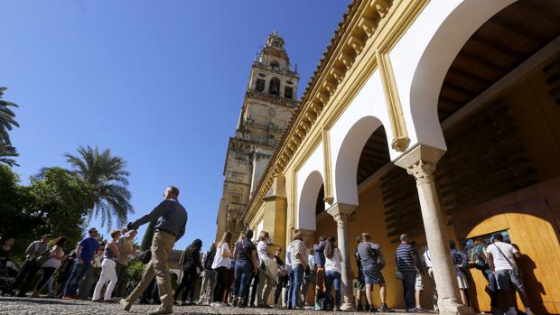 Turistas ante las taquillas de la Mezquita-Catedral