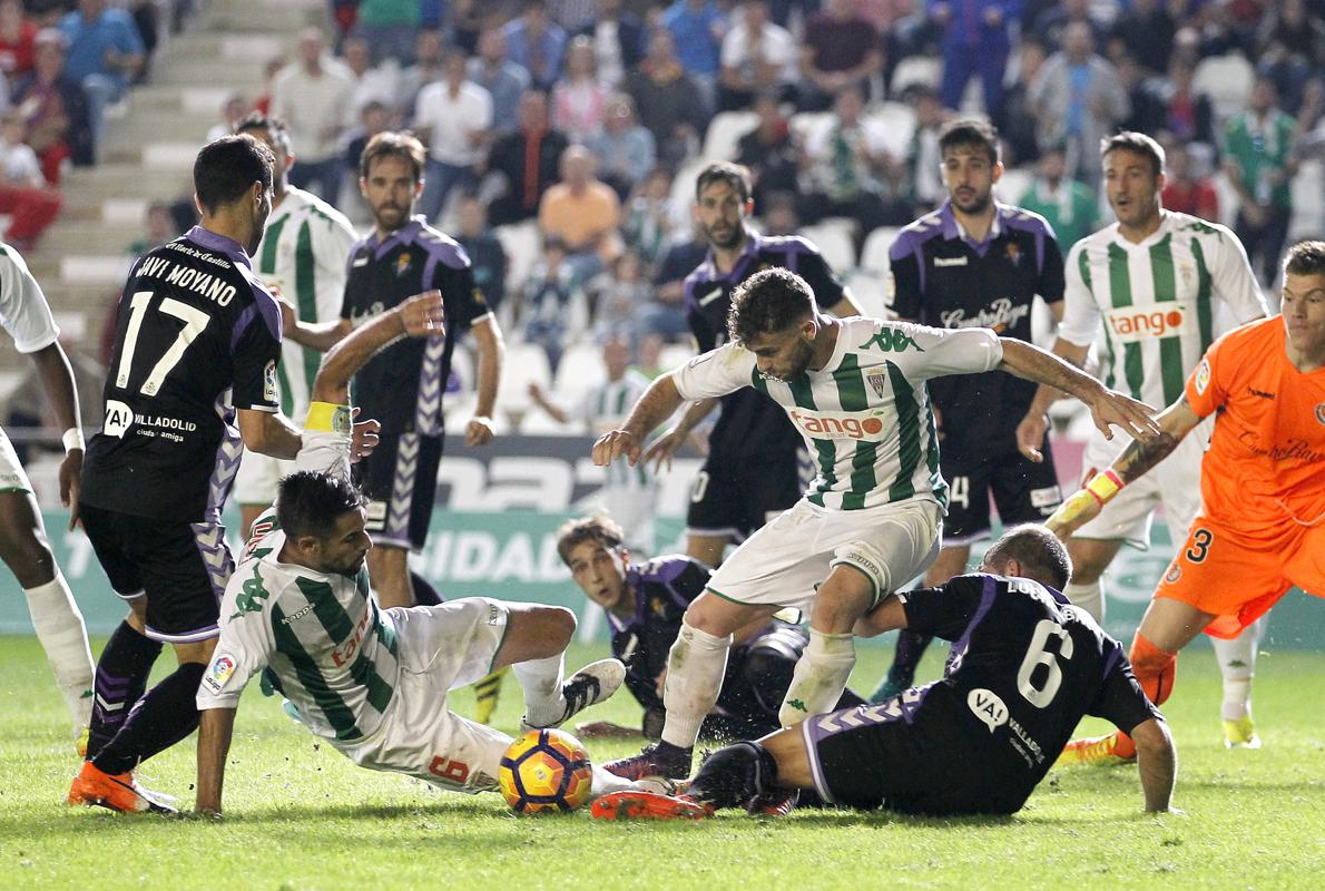 Rodri y Luso intentan en remate en el partido ante el Valladolid