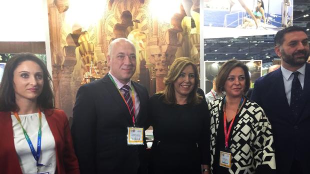 La alcaldesa, junto a Susana Díaz y Antonio Ruiz