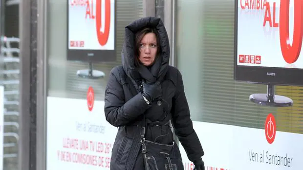 Una mujer se resguarda del frío en la capital cordobesa