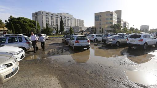 Aparcamiento del hospital con los edificios al fondo