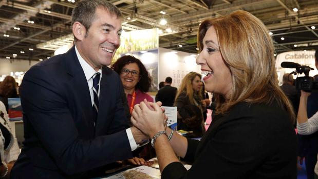Díaz, saluda al presidente de Canarias, Fernando Clavijo, en el World Travel Market
