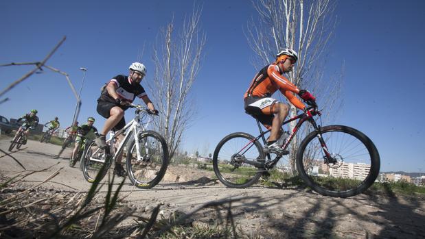 Ciclistas circulan por un circuito