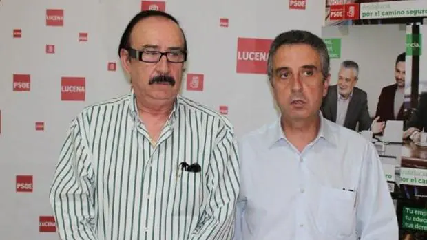 El alcalde de Lucena y líder del PSOE local, Juan Pérez, con el exsecretario de Organización, Antonio Sánchez Villatoro