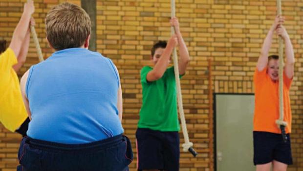 Un niño obeso en una clase de gimnasia