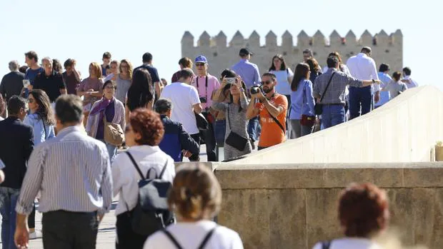 Turistas por el Puente Romano de Córdoba