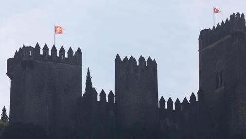 Las banderas de la Casa Lannister ondenando en el Castillo de Almodóvar