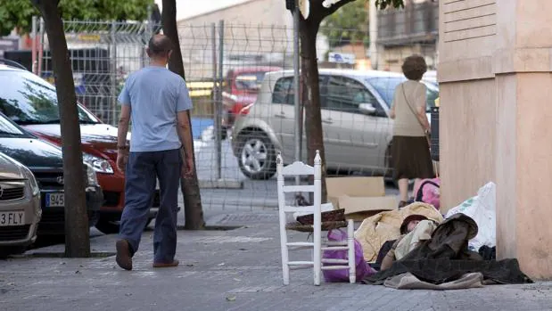 Una persona sin techo duerme en la calle