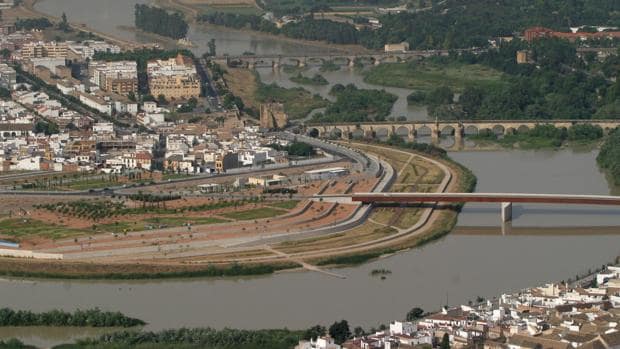 El río Guadalquivir a su paso por la ciudad de Córdoba, en una imagen de archivo