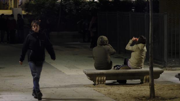 Dos jóvenes beben alcohol en la calle