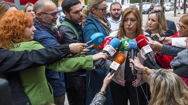 La presidenta de la Junta de Andalucía, Susana Díaz, atiende a los periodistas