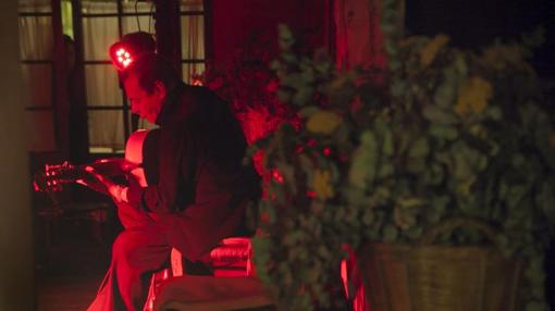 Un guitarrista en una de las salas de Bodegas Campos